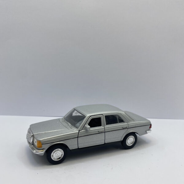 VOITURE DE COLLECTION "MERCEDES BENZ 230E" MÉTAL