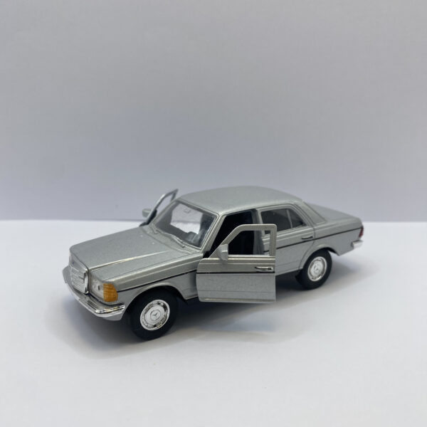 VOITURE DE COLLECTION "MERCEDES BENZ 230E" MÉTAL – Image 2