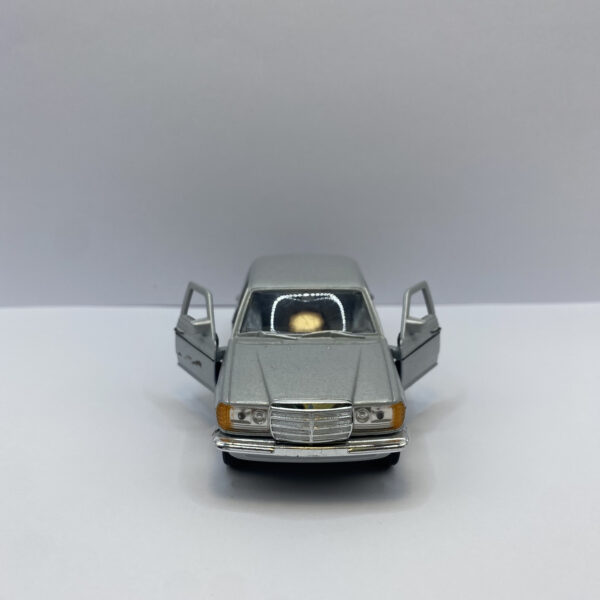 VOITURE DE COLLECTION "MERCEDES BENZ 230E" MÉTAL – Image 3