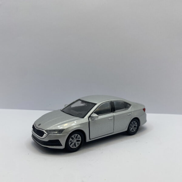 VOITURE DE COLLECTION "SKODA OCTAVIA" MÉTAL – Image 4